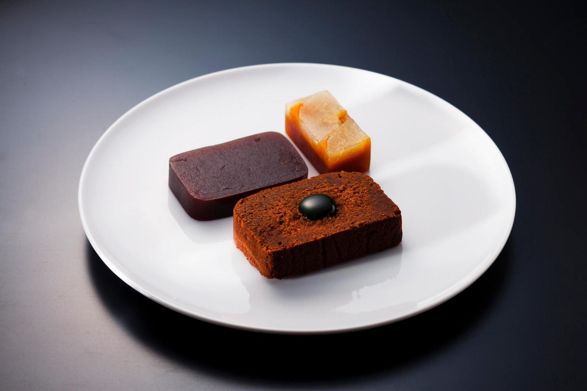 The Tokyo Station Hotel Exteriér fotografie A plate of Japanese sweets