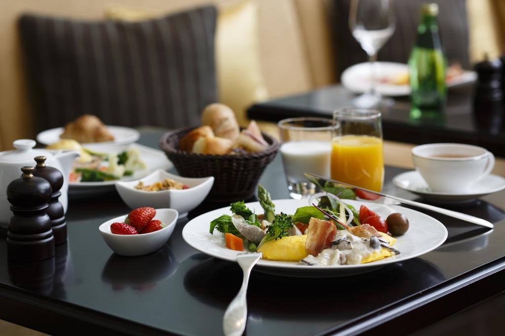 The Tokyo Station Hotel Exteriér fotografie A breakfast at the hotel