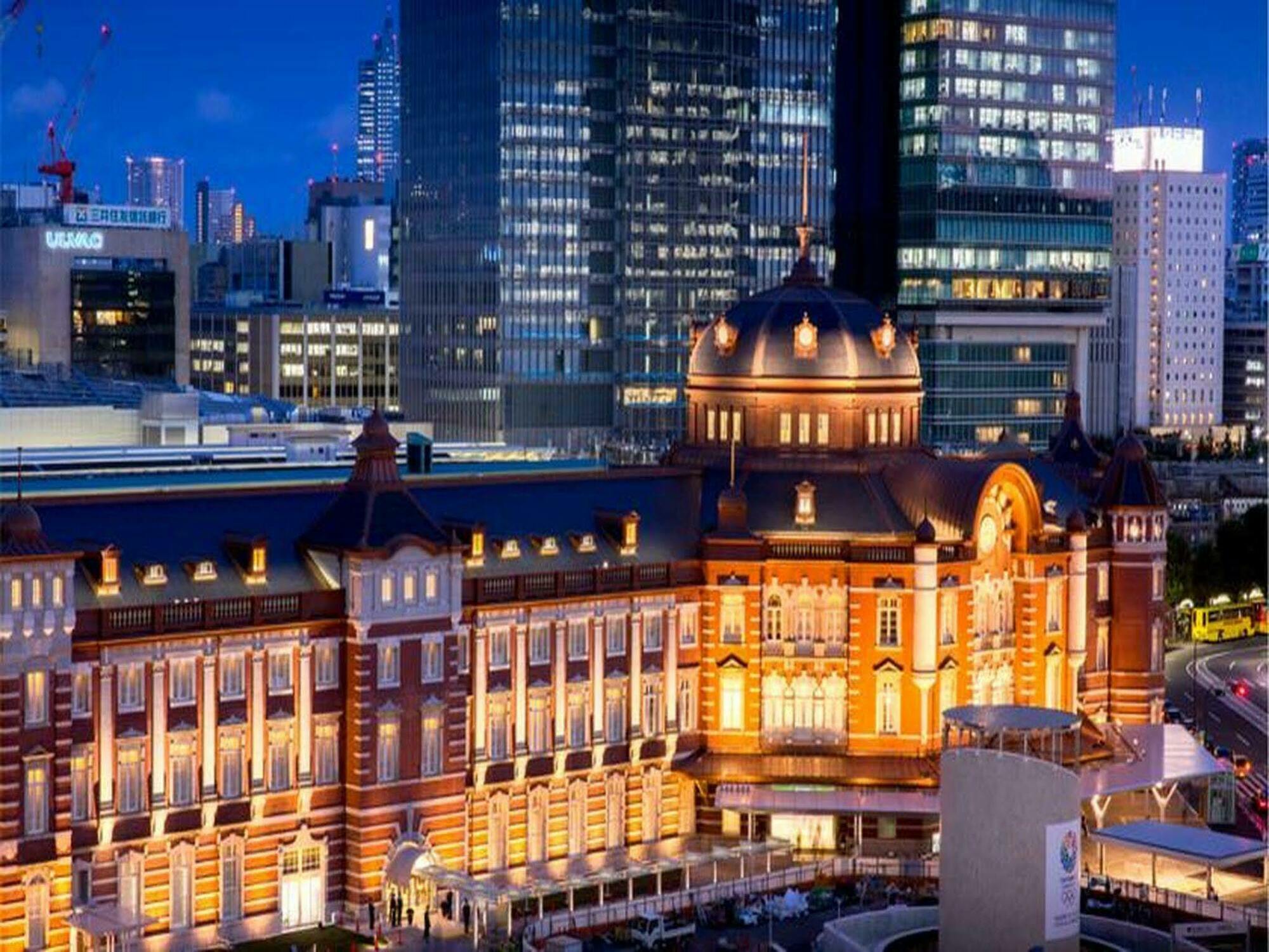 The Tokyo Station Hotel Exteriér fotografie The station building at night